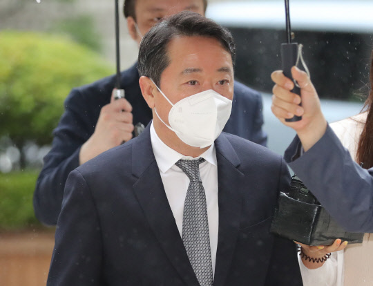 골관절염 유전자 치료제 인보사케이주 의혹으로 검찰 수사를 받아온 이웅열 전 코오롱그룹 회장이 지난달 30일 구속 전 피의자 심문(영장실질심사)을 받기 위해 서울 서초구 중앙지법으로 들어서고 있다. 연합뉴스